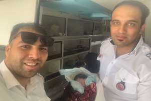 تولد نوزاد پسر در دستان مهربان سپید پوشان اورژانس ۱۱۵ شیراز