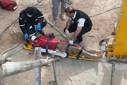 نجات مرد ۴۵ ساله پس از سقوط از ارتفاع ۱۰ متری در بلوار امیرکبیر شیراز